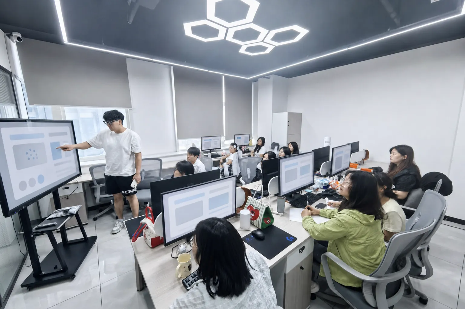 Lianyin Technology team collaborating in the office.